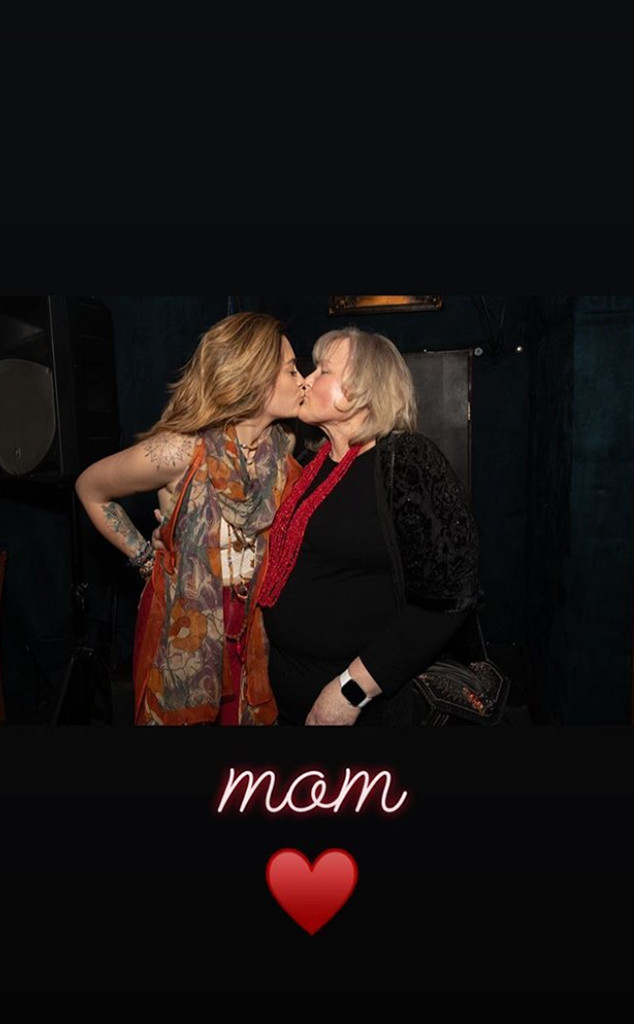 Paris Jackson Shares Sweet Moment With Mom Debbie Rowe At Concert E Online